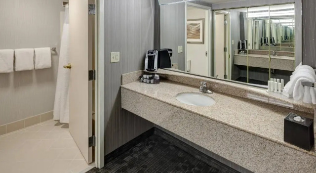 Двухместный люкс c 1 комнатой Courtyard by Marriott Charlottesville - University Medical Center