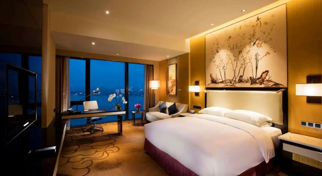 Номер Premier с видом на реку Hilton Wuhan Yangtze Riverside