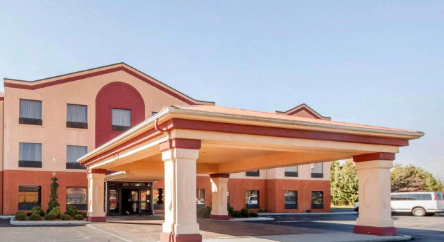 Кровать в общем номере Comfort Suites London South