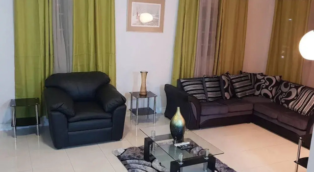 Apartment Sleeps 4 With En-suite Bathrooms