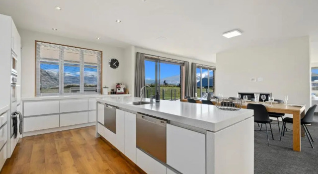 Infinity Views - Modern Wanaka Holiday Home
