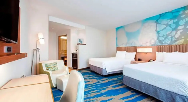 Четырёхместный номер Standard с балконом и с красивым видом из окна Courtyard by Marriott Faro Blanco Resort