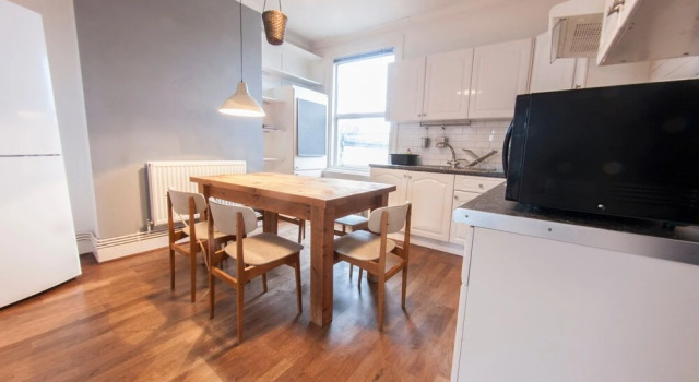Spacious 2 Bedroom Flat in Queens Park - Sleeps 6