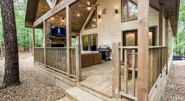 BRAND NEW! "The Roosevelt" Couples Cabin adjacent to National Forest, Book Feriehus Hoteller i Hochatown med parkering, Parkering