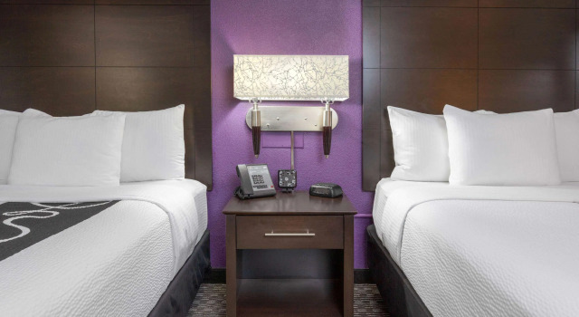 La Quinta Inn & Suites Clifton, Rezerwuj Hotel Hotele w New Jersey z basenem, Basen