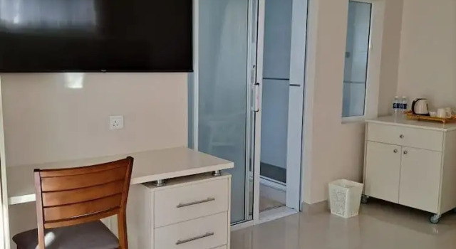 Modernly Furnished Standard Room With Queen bed - 2220, Rezerwuj Hotel Hotele w West Mashonaland z parkingiem, Parking