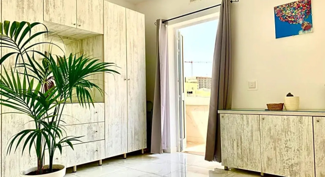 Private bedroom with balcony in a shared apartment at the Bay of Xlendi, Varaa Huoneisto Xlendi Gozo