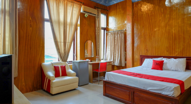 Люкс RedDoorz at Hotel Pantai Kamali Bravo Bau Bau