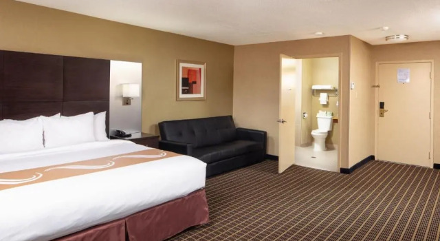 Номер Standard Quality Inn & Suites Windsor - Downtown