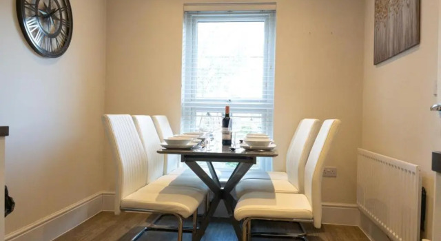 Hewlett Townhouse Addlestone, Забронировать Отель Отели Суррей с парковкой, Парковка