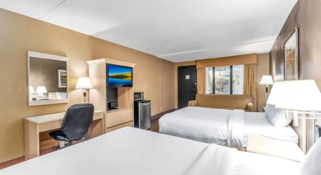 Четырёхместный номер Standard с балконом Seven Oaks Hotel Regina, SureStay Collection by Best Western