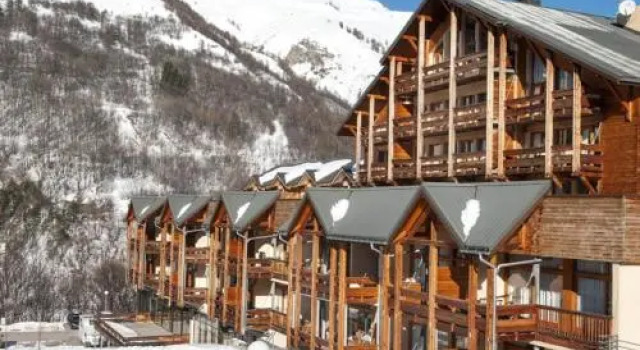 Vacancéole - Le Hameau de Valloire, Забронировать Отель Отели Валуар с парковкой, рядом с Горнолыжный курорт Валуар, Парковка