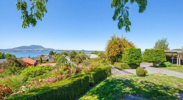 Krissell Castle - Acacia Bay Holiday Home, Buchen Sie Hotel Taupo 