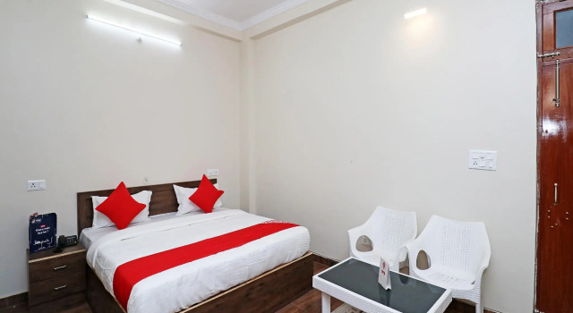 OYO 22719 Amrit Inn, Забронировать Отель Отели Гомти Нагара с парковкой, Парковка