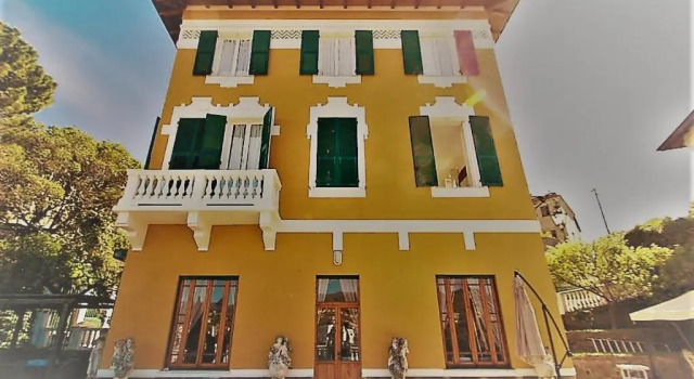 Grande appartamento in Villa con terrazza sul mare, Забронировать Апартаменты/квартира Отели в центре Челле-Лигуре, в центре