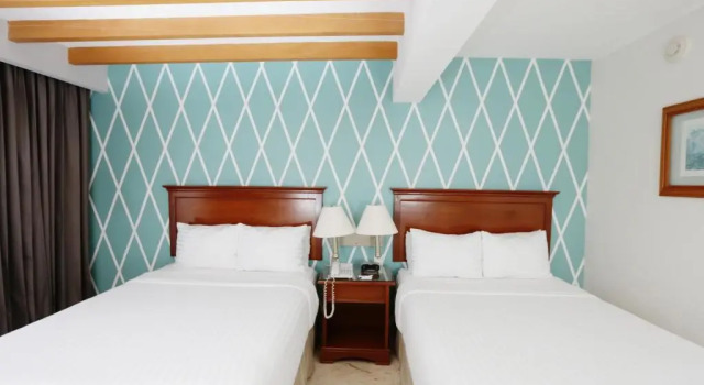 Четырёхместный номер Standard Capital Plaza Hotel