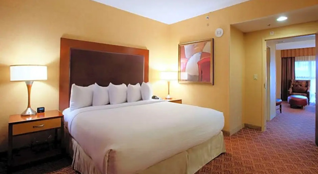 Двухместный люкс с 2 комнатами Отель Embassy Suites by Hilton Charlotte Concord Golf Resort & Spa