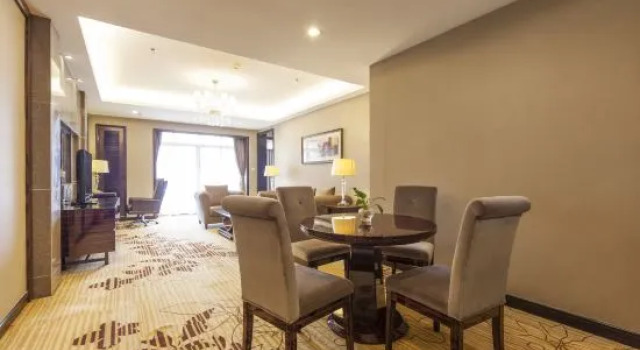 Люкс c 1 комнатой с балконом Country Garden Phoenix Hotel