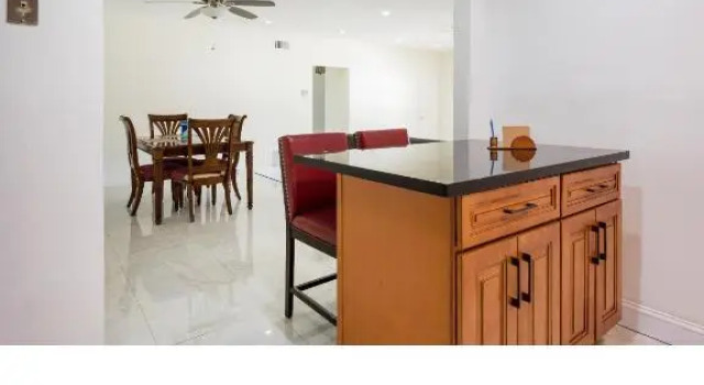 Spacious 4 bdr 2 bath home 10min to the beach Aventura mall, Buchen Sie Hotel Aventura Miami und Umgebung