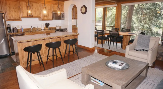 Номер Standard Recently Remodeled Including New Appliances - Corner Unit - River Location 3 Bedroom Condo by RedAwning