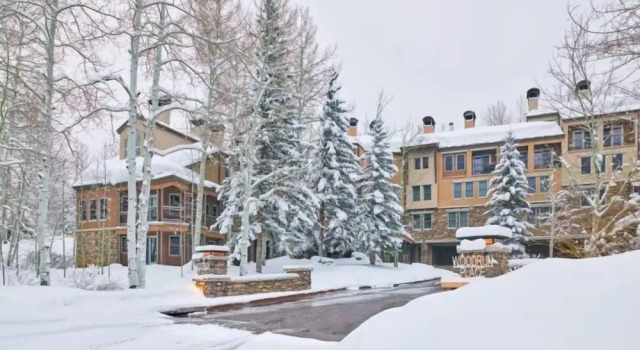 Premier Ski in, Ski-out 1 Bedroom Condo With Spectacular Views, Heated Outdoor Pool and Hot Tub, Short Walk to Village