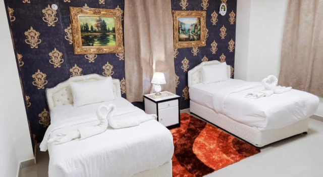 Capital O 141 Golden Rays Hotel, Забронировать Отель Отели Ибра с парковкой, Парковка