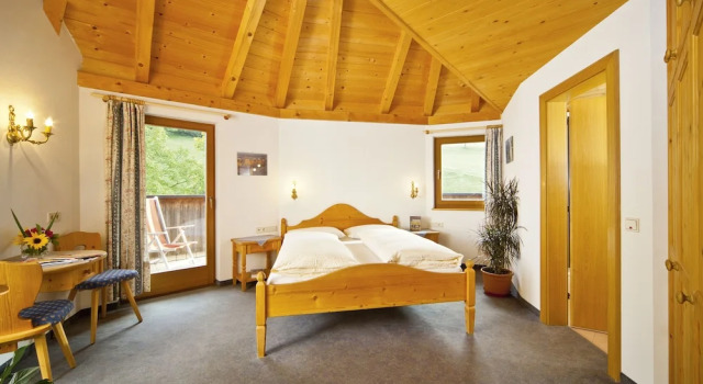 Четырёхместный номер Economy c 1 комнатой с балконом и с видом на горы Alpinhotel Vajolet