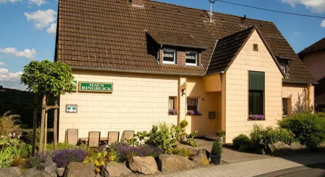 Haus Ringblick, Забронировать Отель Нюрбург Vulkan Eifel, рядом с Музей автоспорта ring°werk