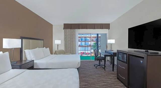 Четырёхместный номер Standard с видом на бассейн Holiday Inn Des Moines-Airport Conf Center by IHG