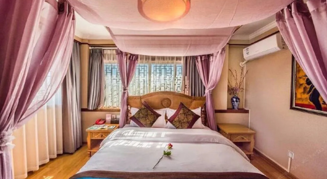 Lijiang Qianxuelou Hotel, Забронировать Отель Лицзян Юньнань, рядом с Улица Сквер-стрит Древнего города Даянь