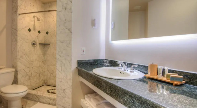Четырёхместный номер Deluxe с видом на город SeaVenture Beach Hotel