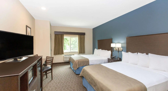 Четырёхместный номер Standard AmericInn by Wyndham Humboldt