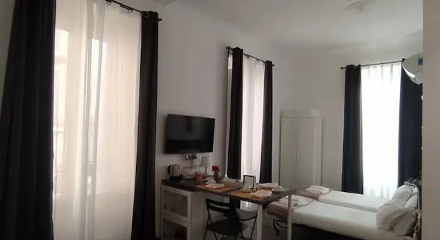 Четырёхместный номер Deluxe с балконом и с видом на город DOMUS NIKOLAI ROOMS AND TERRACE-Central Bari