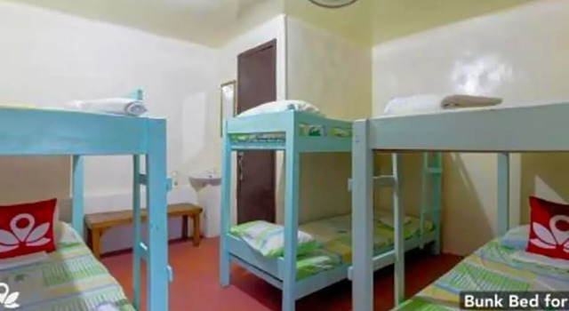 Кровать в общем номере Iloilo Paraw Beach Resort