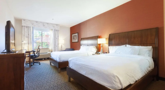 Четырёхместный номер Standard с красивым видом из окна Hilton Garden Inn Palm Springs/Rancho Mirage
