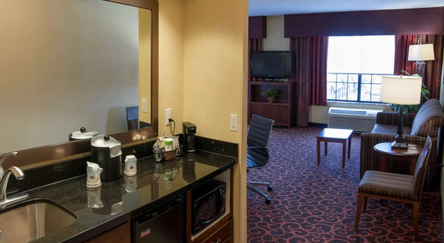 Двухместный люкс Hampton Inn & Suites Watertown