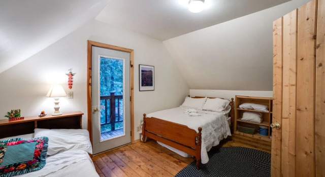 32MBR - BBQ - Pets Ok - Wood Stove - Sleeps 7, Buchen Sie Ferienhaus Hotels in Glacier mit Parkplatz, Parkplätze