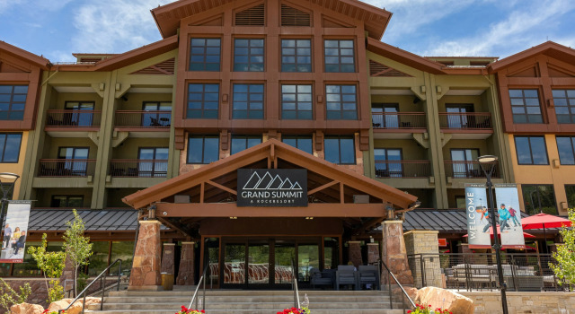 Grand Summit the Best Location in Canyons Village Save 20% on 7 Nights, Забронировать Отель Отели Парк-Сити с парковкой, рядом с Полет над каньонами, Парковка