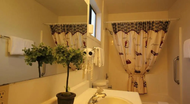 Четырёхместный номер Standard Mariners Cove Inn