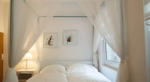 Timeless 2BR Near Downtown, Rezerwuj Apartament Hotele w Wiedeń z parkingiem, Parking