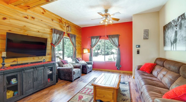 Duck Creek Village Cabin Near National Forest!, Rezerwuj Hotel Duck Creek Village Kane County