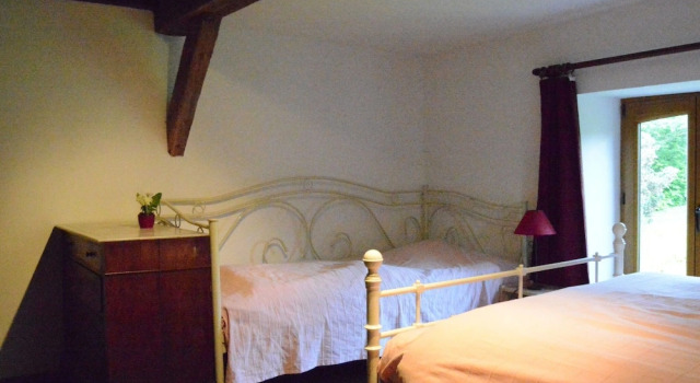 Large Holiday Home in Ambly With Garden, Забронировать Отель Отели Land of Marche et Nassogne с парковкой, Парковка