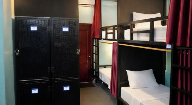 Кровать в общем номере с 4 комнатами с балконом Bliss & Beats Hostel