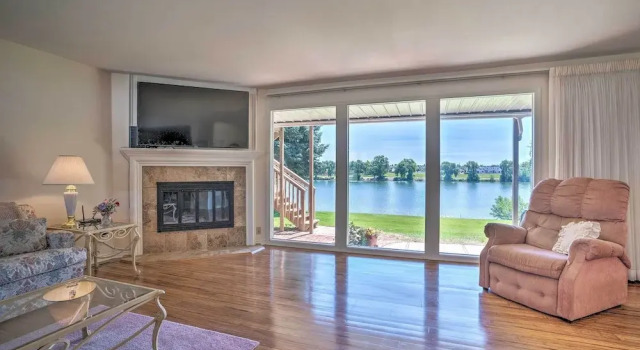 Коттедж с 5 комнатами Lake House w/ Hot Tub - 1 Mi to Surf 'n Slide