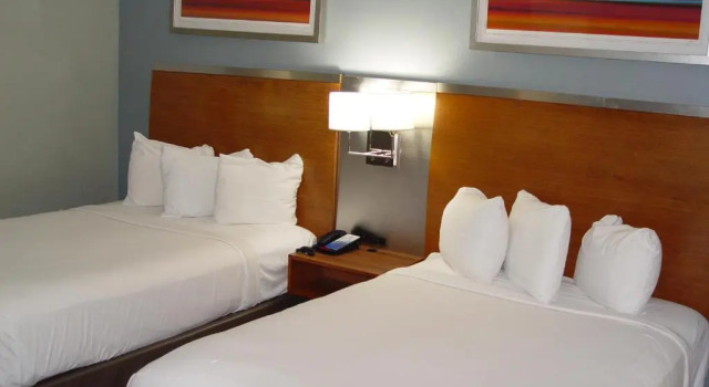 Четырёхместный номер Standard с видом на бассейн SureStay Plus Hotel by Best Western Bakersfield North