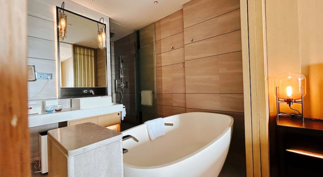 Двухместный номер Premium с балконом и с видом на озеро Doubletree Resort By Hilton Hainan - Xinglong Lakeside