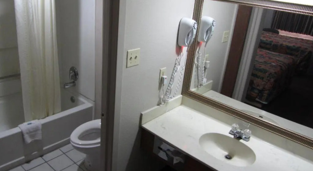 Четырёхместный номер Standard Hallmark Inn & Suites Newly Renovated Rooms San Antonio Northeast