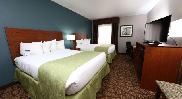 Четырёхместный номер Standard AmericInn by Wyndham Grand Rapids Airport North