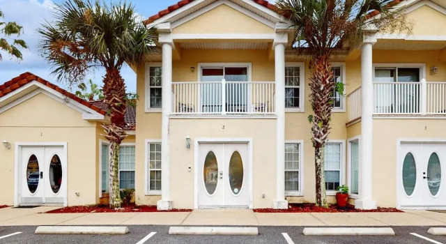 Spacious Townhome With Shared Pool Near Golf, Marinas, & Restaurants