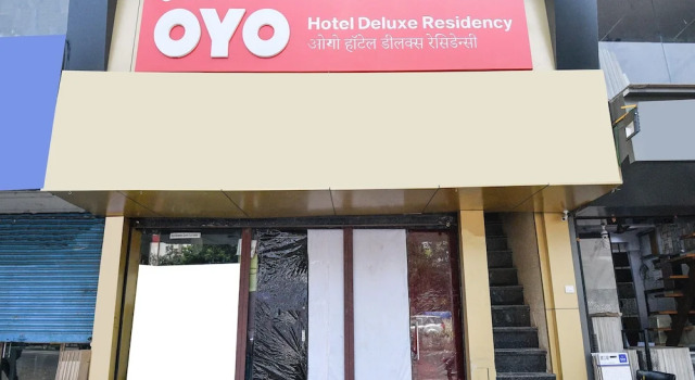 OYO 15535 Deluxe Residency